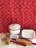 Red & white enamel pot w/ lid; small oblong pan