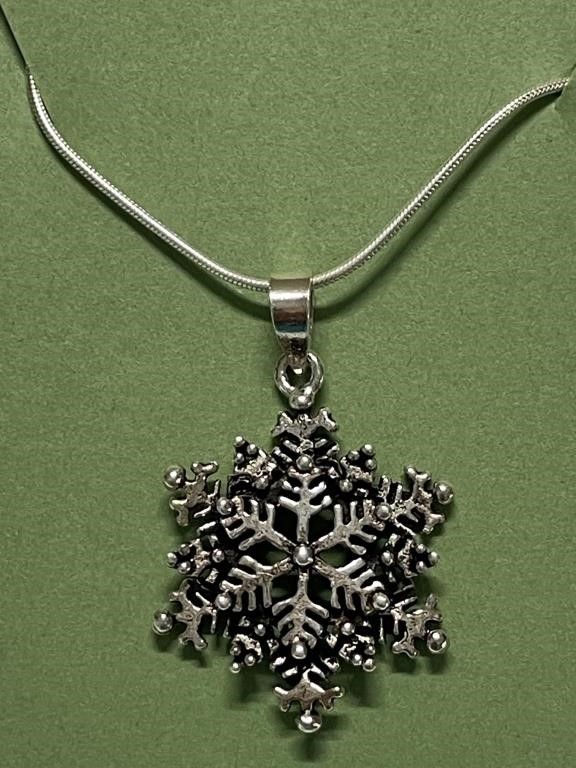 PRETTY STERLING SILVER PENDANT & CHAIN