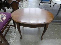 ANTIQUE OVAL WOODEN END TABLE