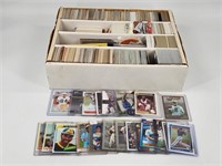 MIXED LOT OF VINTAGE & MODERN SPORTS CARDS
