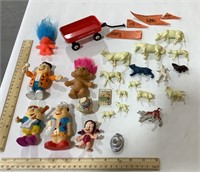 Toy figurines w/ plastic animals