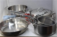 Plusieurs poêles et casseroles en stainless