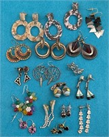 D - MIXED LOT OF COSTUME JEWELRY EARRINGS (J124)