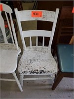 WHITE PAINTED WOOD SIDE CHAIR