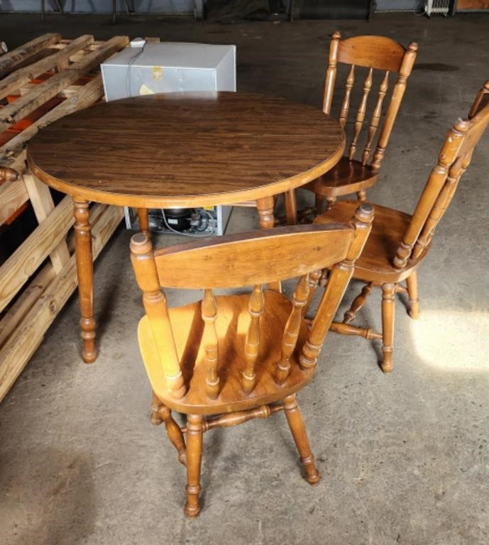 Dining TABLE W/ 4 CHAIRS AND LEAF