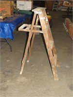 4ft Wooden Step Ladder - Decorative Purposes Only