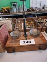 VTG. ANTIQUE SCALE W/ WEIGHTS ON WOOD 1 DRAWER