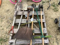 D1. pallet of garden tools