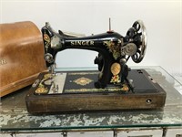 Vintage 1911 Singer sewing machine w/ case