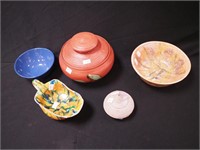 Five pieces art pottery: Dawson's Creek lidded