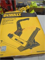 DeWalt 2 in 1 flooring tool
