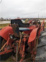 1970's Universal Tractor With Bucket And 3 Pth