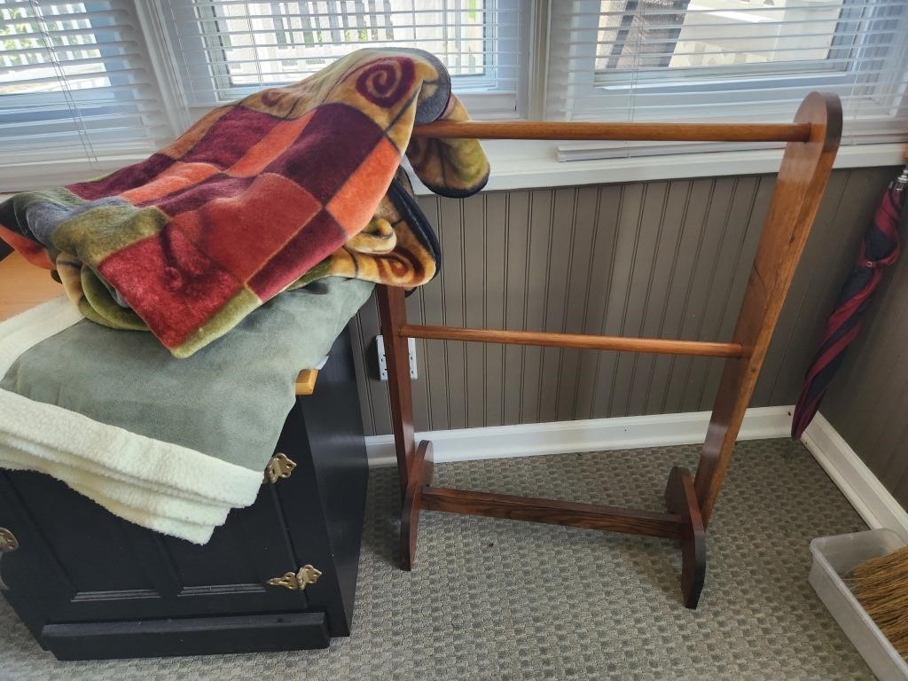 Quilt/Blanket Rack.  2 blnkets