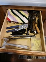 CONTIN. OF DRAWER KNIFES,POT HOLDERS,MISC.