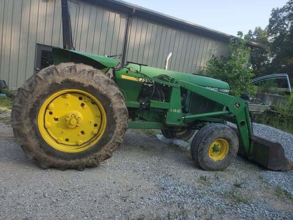 John Deere 2940 Tractor w/ Scoop Attachment