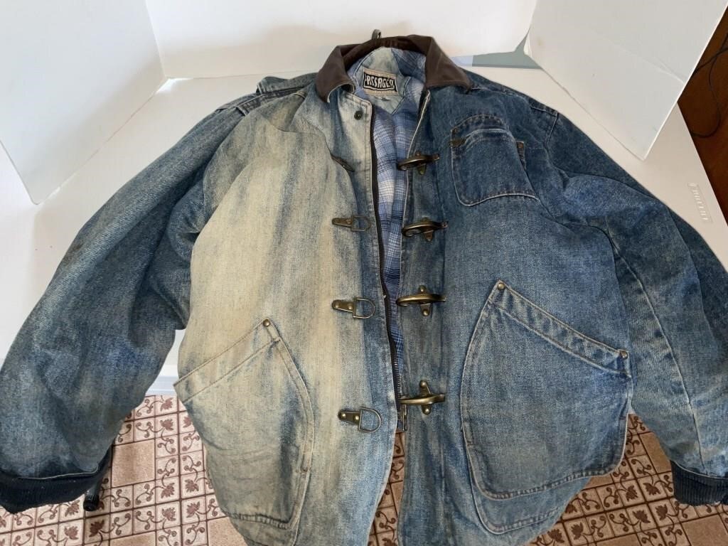 Medium zipper and unique snap denim coat