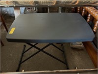 Folding table