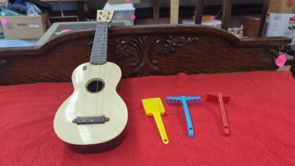 CHILDS GUITAR AND PLASTIC SAND TOYS