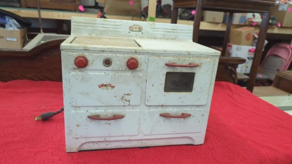 ANTIQUE LITTLE CHEF ELECTRIC PLAY STOVE