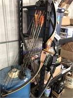 PAIR OF COMPOUND BOWS, QUIVER W/ ARROWS