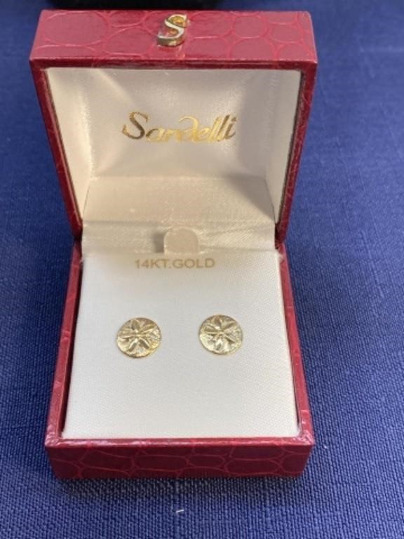 14k gold earrings .2 grams one missing back