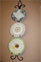 Plate rack with plates