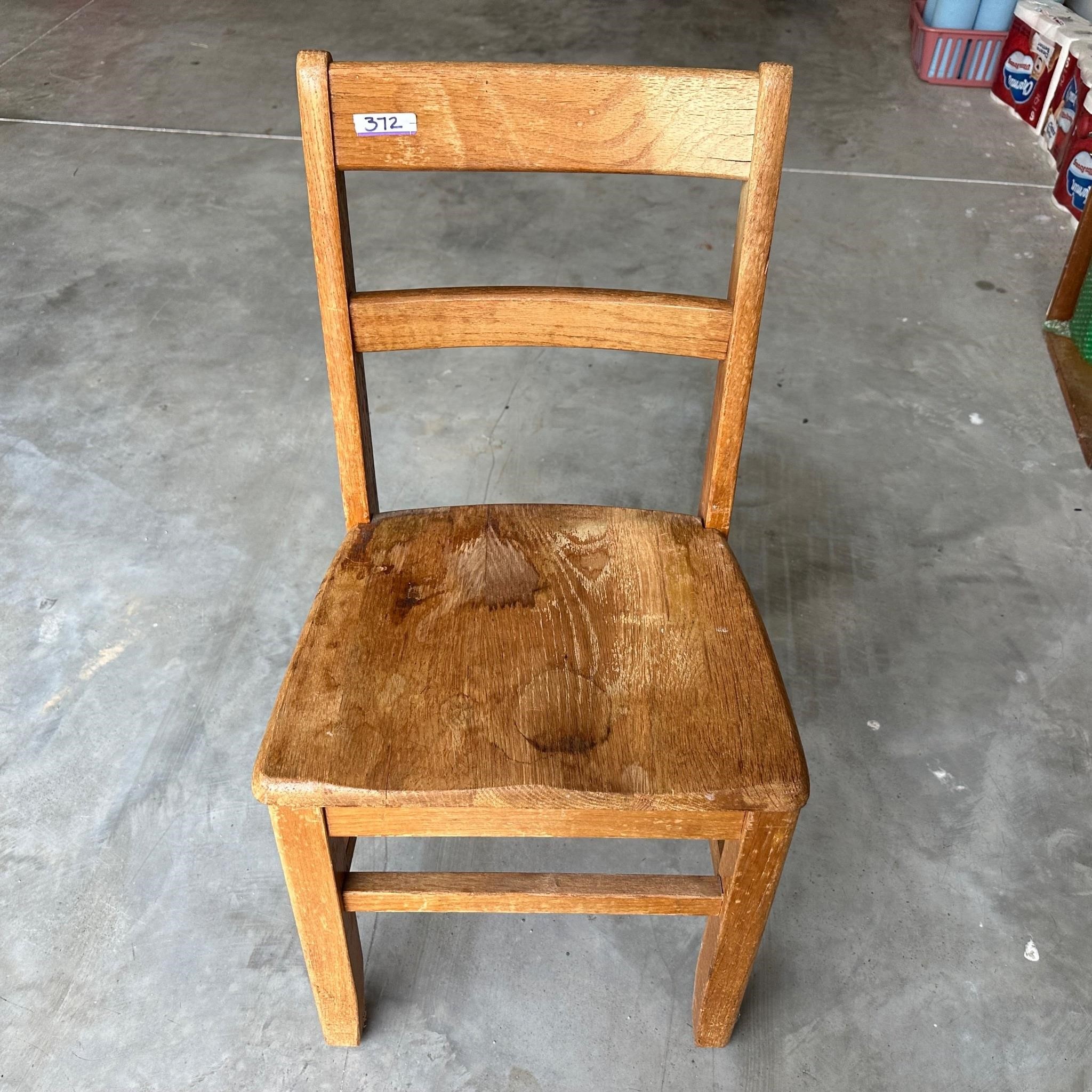 NICE WOODEN CHAIR 1/2