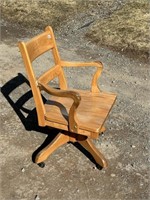 GREAT OAK OFFICE CHAIR NEEDS ARM REPAIR