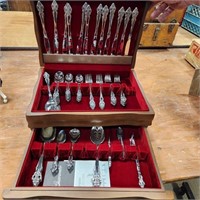 Cutlery chest w stainless 12 place setting