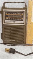 C7) Vintage GE Radio