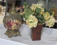 2 floral decorative items