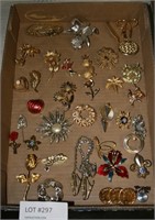 FLATBOX OF VINTAGE BROOCHES AND PINS