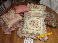 4 Decorative Throw Pillows & Table Cloth