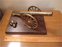 Brass Cannon with wood baser and cannon balls