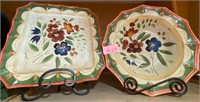 V - LOT OF 2 DECOR PLATES W/ STANDS (K14)