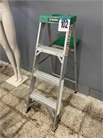 HUSKY 4' STEP LADDER