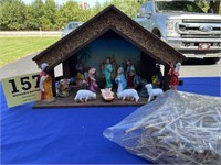 Nativity set  with straw
Pieces attached