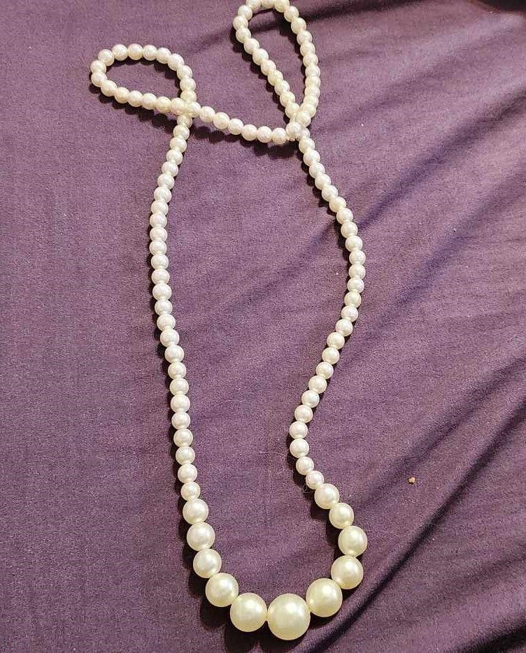 Vintage costume jewlery pearls?