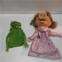 VINTAGE 1977 MISS PIGGY AND KERMIT HAND PUPPETS.