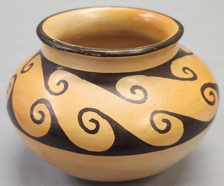 Native American Hopi Pot Signed Verla Dewakuku