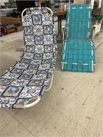 2 Outdoor Folding Lounge Chairs