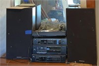 Sanyo stereo system with speakers