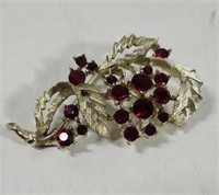 Vintage Isner Gold tone Red rhinestone brouch