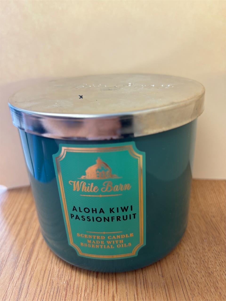 White Barn Candle 14.5 oz aloha kiwi passionfruit