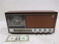 Vintage Realistic 12-1491 Transistor Clock Radio