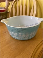 An aqua Pyrex bowl and lid, 2.5qt