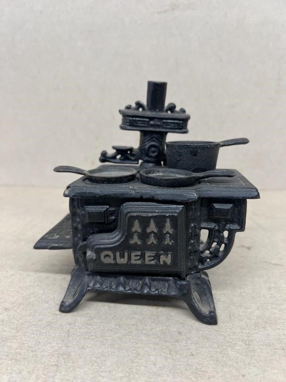 Queen miniature cast-iron stove