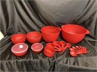 KITCHEN-WARE LOT / RED BOWLS, MEASURES