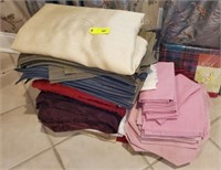 GROUP OF LINENS- TABLE CLOTHS, PLACE MATS,