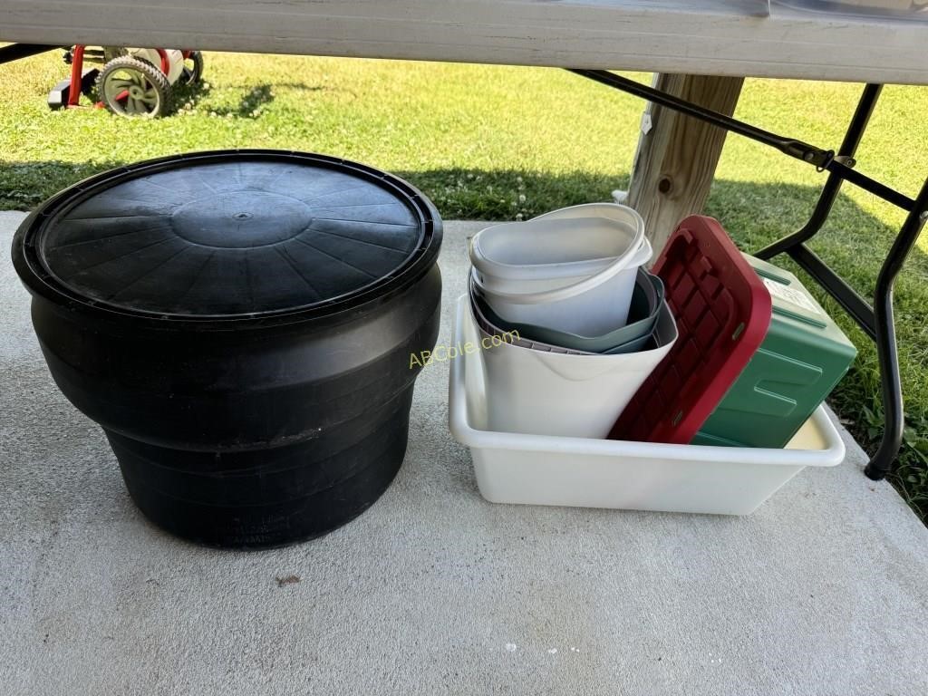 Approximate 10 gallon resin barrel with lid,